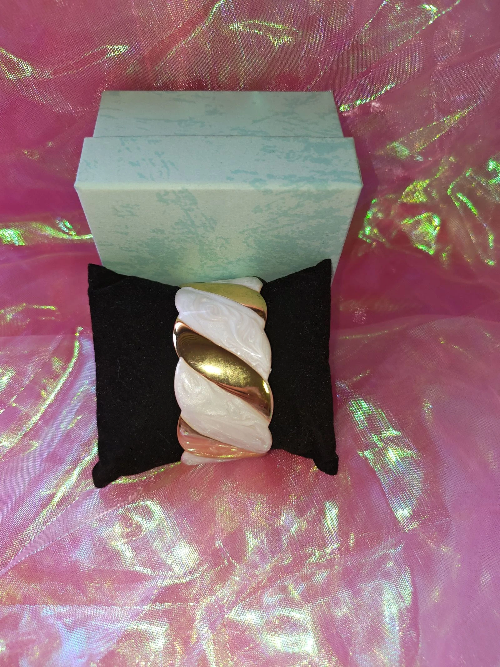 Brazalete dorado y blanco 